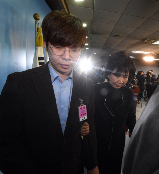 여준형 젊은빙상인연대 대표가 21일 오전 국회 정론관에서 열린 젊은빙상인연대, 빙상계 성폭력 사건 관련 입장 표명 기자회견에서 회견을 끝내고 무소속 손혜원 의원의 부축을 받으며 회견장을 떠나고 있다. 2019.1.21 정연호 기자 tpgod@seoul.co.kr