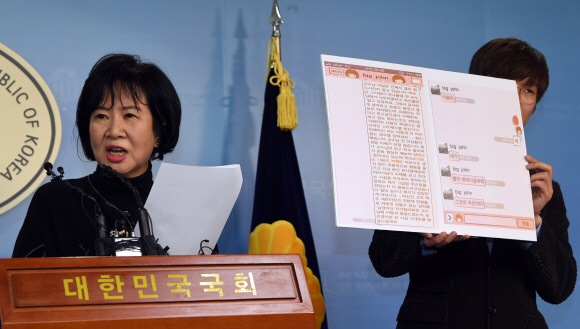 무소속 손혜원 의원이 21일 오전 국회 정론관에서 젊은빙상인연대, 빙상계 성폭력 사건 관련 입장 표명 기자회견을 하며 관련자료를 설명하고 있다. 오른쪽은 여준형 젊은빙상인연대 대표. 2019.1.21 정연호 기자 tpgod@seoul.co.kr