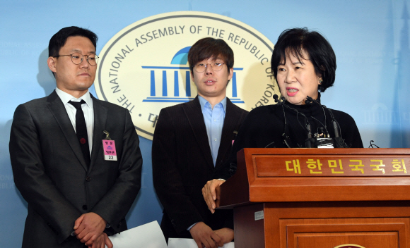 21일 오전 국회 정론관에서 열린 젊은빙상인연대, 빙상계 성폭력 사건 관련 입장 표명 기자회견에서 참석자들이 회견장을 갖고 있다. 왼쪽부터 박지훈 자문변호사, 여준형 젊은빙상인연대 대표, 무소속 손혜원 의원. 2019.1.21 정연호 기자 tpgod@seoul.co.kr