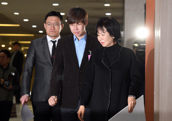 21일 오전 국회 정론관에서 열린 젊은빙상인연대, 빙상계 성폭력 사건 관련 입장 표명 기자회견에서 참석자들이 회견장으로 들어오고 있다. 왼쪽부터 박지훈 자문변호사, 여준형 젊은빙상인연대 대표, 무소속 손혜원 의원. 2019.1.21 정연호 기자 tpgod@seoul.co.kr