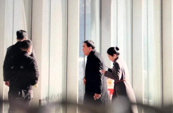 김영철 부위원장 귀국 환송 나온 리바오둥 전 중국 외교부 부부장