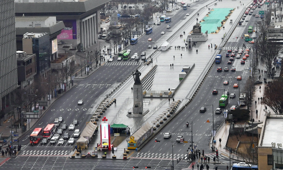 ‘세계에서 가장 큰 중앙분리대’라는 오명을 얻었던 광화문광장이 2021년까지 보행자 중심의 열린 공간으로 다시 태어난다. 박원순 서울시장은 21일 서울시청에서 기자설명회를 열고 이 같은 내용을 골자로 한 ‘CA조경기술사사무소’ 등의 ‘Deep Surface’(딥 서피스·깊은 표면)가 광화문광장 재구조화 국제설계전 공모에서 당선됐다고 밝혔다. 사진은 이날 오후 광화문광장의 모습. 2019.1.21안주영기자jya@seoul.co.kr