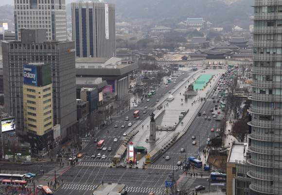 ‘세계에서 가장 큰 중앙분리대’라는 오명을 얻었던 광화문광장이 2021년까지 보행자 중심의 열린 공간으로 다시 태어난다. 박원순 서울시장은 21일 서울시청에서 기자설명회를 열고 이 같은 내용을 골자로 한 ‘CA조경기술사사무소’ 등의 ‘Deep Surface’(딥 서피스·깊은 표면)가 광화문광장 재구조화 국제설계전 공모에서 당선됐다고 밝혔다. 사진은 이날 오후 광화문광장의 모습. 2019.1.21안주영기자jya@seoul.co.kr