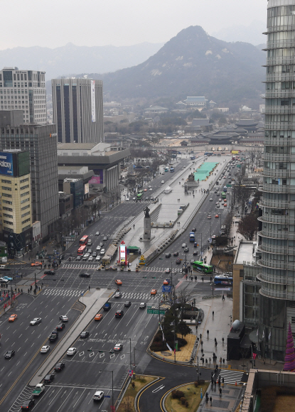 ‘세계에서 가장 큰 중앙분리대’라는 오명을 얻었던 광화문광장이 2021년까지 보행자 중심의 열린 공간으로 다시 태어난다. 박원순 서울시장은 21일 서울시청에서 기자설명회를 열고 이 같은 내용을 골자로 한 ‘CA조경기술사사무소’ 등의 ‘Deep Surface’(딥 서피스·깊은 표면)가 광화문광장 재구조화 국제설계전 공모에서 당선됐다고 밝혔다. 사진은 이날 오후 광화문광장의 모습. 2019.1.21안주영기자jya@seoul.co.kr
