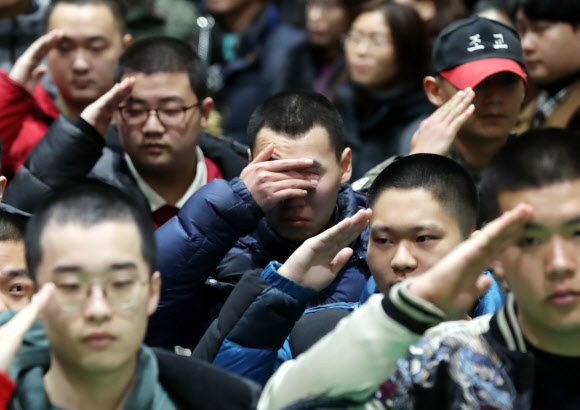 ‘경례해야 하는데 눈물이’