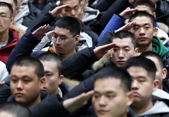 ‘경례 각도가 이게 맞나?’