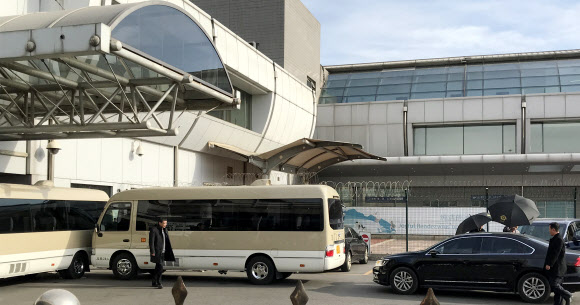 북한 공연단 베이징 도착