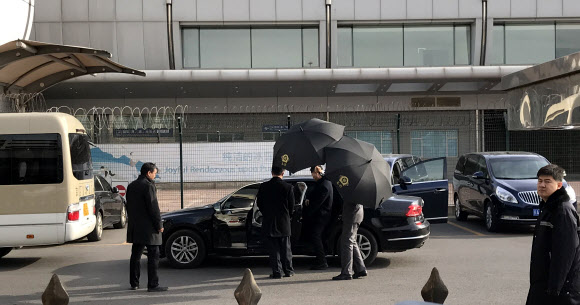 베이징 시내로 이동하는 북한 공연단