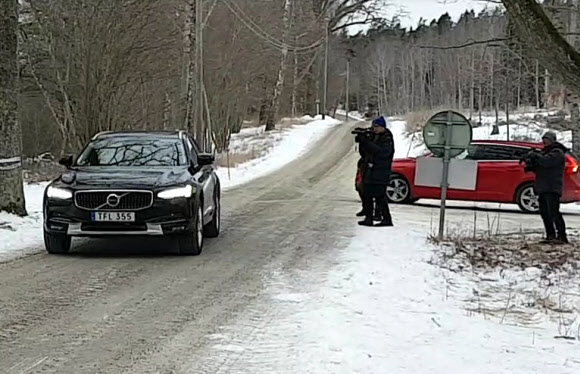 21일(현지시간) 북미 실무협상이 사흘째 진행중인 스웨덴 외곽의 휴양시설로 최선희 북한 외무성 부상을 태울 차량 한 대가 들어가고 있다. 2019.1.21  연합뉴스