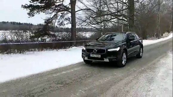 21일(현지시간) 북미 실무협상이 사흘째 진행중인 스웨덴 외곽의 휴양시설로 최선희 북한 외무성 부상을 태울 차량 한 대가 들어가고 있다. 2019.1.21  연합뉴스