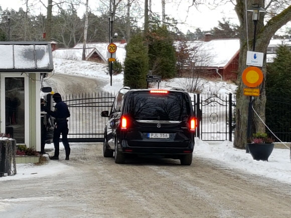 21일(현지시간) 북미 실무협상이 사흘째 진행중인 스웨덴 외곽의 휴양시설로 최선희 북한 외무성 부상 등 북 대표단을 태우러 차량 한 대가 들어가고 있다. 2019.1.21  연합뉴스
