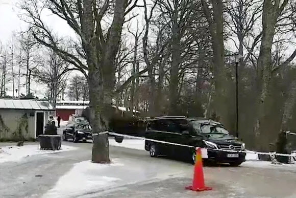 21일(현지시간) 북미 실무협상이 사흘째 진행중인 스웨덴 외곽의 휴양시설에서 최선희 북한 외무성 부상 등 북한 대표단을 태운 것으로 추정되는 차량이 떠나고 있다. 2019.1.21  연합뉴스