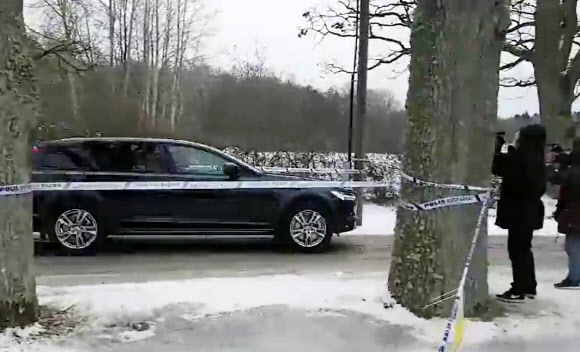 21일(현지시간) 북미 실무협상이 사흘째 진행중인 스웨덴 외곽의 휴양시설에서 최선희 북한 외무성 부상 등 북한 대표단을 태운 것으로 추정되는 차량이 떠나고 있다. 2019.1.21  연합뉴스