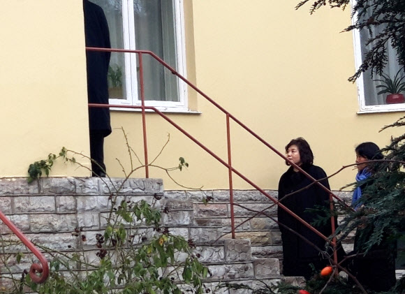 북한 최선희 외무성 부상이 21일(현지시간) 스웨덴 스톡홀름에서 열린 남북미 회의를 마치고 현지의 북한 대사관에 도착하고 있다. 2019.1.21  연합뉴스