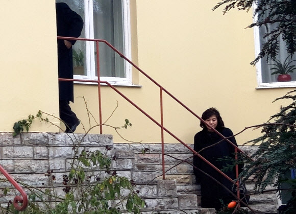 북한 최선희 외무성 부상이 21일(현지시간) 스웨덴 스톡홀름에서 열린 남북미 회의를 마치고 현지의 북한 대사관에 도착하고 있다. 2019.1.21  연합뉴스