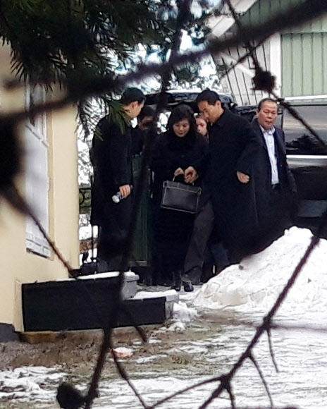북한 최선희 외무성 부상이 21일(현지시간) 스웨덴 스톡홀름에서 열린 남북미 회의를 마치고 현지의 북한 대사관에 도착하고 있다. 2019.1.21  연합뉴스