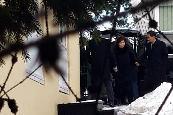 북한 최선희 외무성 부상 일행이 21일(현지시간) 스웨덴 스톡홀름에서 열린 남북미 회의를 마치고 현지의 북한 대사관에 도착하고 있다. 2019.1.21  연합뉴스