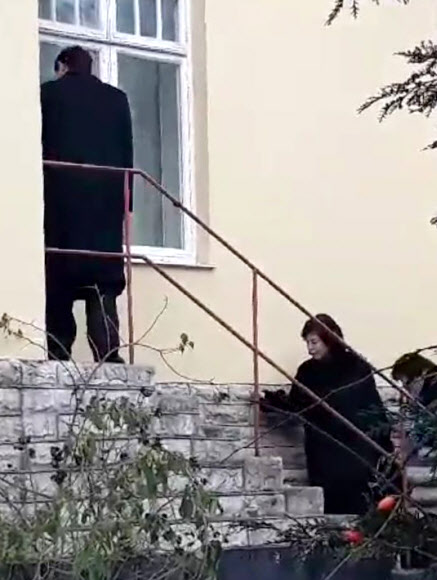 북한 최선희 외무성 부상 일행이 21일(현지시간) 스웨덴 스톡홀름에서 열린 남북미 회의를 마치고 현지의 북한 대사관에 도착하고 있다. 2019.1.21  연합뉴스