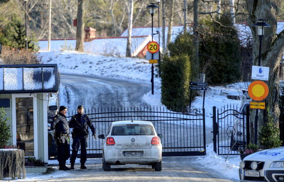 미국과 북한 대표단이  2차 북미정상회담의 실무협상을 진행 중인, 스웨덴 수도 스톡홀름 근교 휴양시설 ‘하크홀름순트 콘퍼런스’ 입구가 20일(현지시간) 굳게 닫긴 채 경찰이 차량 출입을 통제하고 있다.  양측은 전날 오후 이곳으로 들어간 이후 만 하루가 넘도록 두문불출한 채 협상에 집중했다. 로이터 연합뉴스