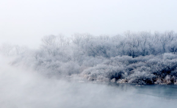22일 오전 강원 춘천시 소양강에 첫 상고대가 활짝 피어올라 그림 같은 풍광을 연출하고 있다. 2019.1.22  연합뉴스