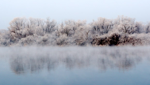 22일 오전 강원 춘천시 소양강에 첫 상고대가 활짝 피어올라 그림 같은 풍광을 연출하고 있다. 2019.1.22  연합뉴스