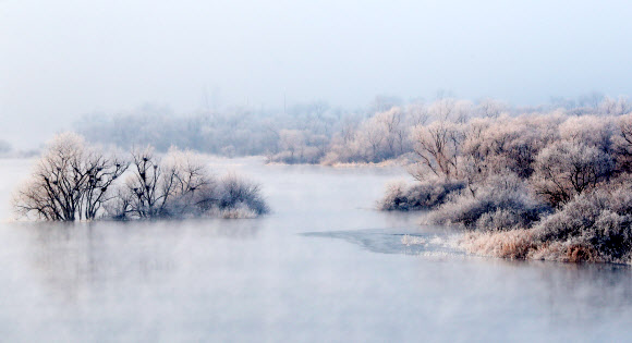 22일 오전 강원 춘천시 소양강에 첫 상고대가 활짝 피어올라 그림 같은 풍광을 연출하고 있다. 2019.1.22  연합뉴스