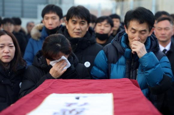 장례식장을 서울로 옮기려고 22일 오전 태안장례식장 상례원에서 고 김용균씨가 안치된 관을 이송하는 과정에 김씨의 부모가 눈물을 흘리고 있다. 2019.1.22  연합뉴스