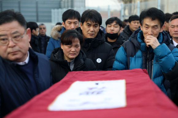 장례식장을 서울로 옮기려고 22일 오전 태안장례식장 상례원에서 고 김용균씨가 안치된 관을 이송하는 과정을 보며 김씨의 부모가 눈물을 흘리고 있다. 2019.1.22  연합뉴스