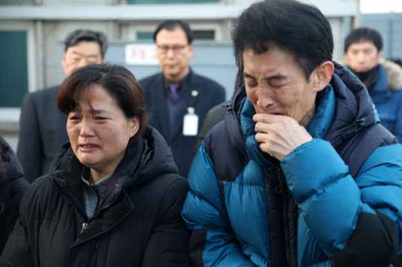 22일 오전 충남 태안군 태안장례식장 상례원에서 고 김용균씨의 시신을 서울로 옮기는 과정을 지켜보던 김씨의 부모가 눈물을 흘리고 있다. 2019.1.22  연합뉴스