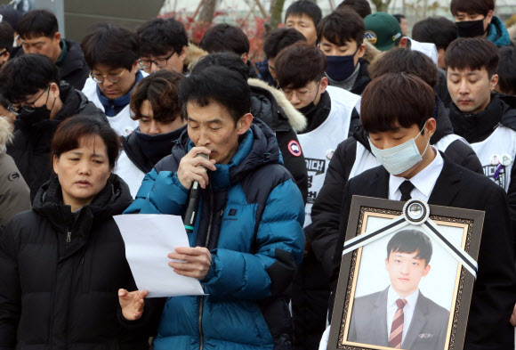 태안화력 고 김용균씨의 아버지 김해기씨가 22일 오전 충남 태안군 서부발전 본사 앞에서 열린 서부발전 규탄 및 정부의 결단을 촉구하는 집회에서 발언하고 있다. 2019.1.22  연합뉴스