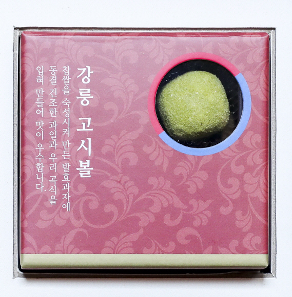 문재인 대통령은 설 명절을 맞아 ‘그 어느 때보다 설렘이 큰 새해로 평화와 번영의 한반도, 함께 잘 사는 사회 새로운 100년의 시작으로 만들자’ 는 인사말과 함께 각 분야에서 국가를 위해 헌신하는 분들과 국가유공자, 사회적 배려계층 등 1만 여명에게 선물을 보낸다. 올해 설 선물은 우리나라의 전통식품 5종 세트로 구성했다. 경남 함양의 솔송주, 강원 강릉의 고시볼, 전남 담양의 약과와 다식, 충북 보은의 유과 등 오랫동안 각 지역에서 우수 전통식품으로 사랑받아온 식품으로 구성했다. 사진제공=청와대