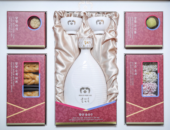 문재인 대통령은 설 명절을 맞아 ‘그 어느 때보다 설렘이 큰 새해로 평화와 번영의 한반도, 함께 잘 사는 사회 새로운 100년의 시작으로 만들자’ 는 인사말과 함께 각 분야에서 국가를 위해 헌신하는 분들과 국가유공자, 사회적 배려계층 등 1만 여명에게 선물을 보낸다. 올해 설 선물은 우리나라의 전통식품 5종 세트로 구성했다. 경남 함양의 솔송주, 강원 강릉의 고시볼, 전남 담양의 약과와 다식, 충북 보은의 유과 등 오랫동안 각 지역에서 우수 전통식품으로 사랑받아온 식품으로 구성했다. 사진제공=청와대