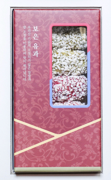 문재인 대통령은 설 명절을 맞아 ‘그 어느 때보다 설렘이 큰 새해로 평화와 번영의 한반도, 함께 잘 사는 사회 새로운 100년의 시작으로 만들자’ 는 인사말과 함께 각 분야에서 국가를 위해 헌신하는 분들과 국가유공자, 사회적 배려계층 등 1만 여명에게 선물을 보낸다. 올해 설 선물은 우리나라의 전통식품 5종 세트로 구성했다. 경남 함양의 솔송주, 강원 강릉의 고시볼, 전남 담양의 약과와 다식, 충북 보은의 유과 등 오랫동안 각 지역에서 우수 전통식품으로 사랑받아온 식품으로 구성했다. 사진제공=청와대