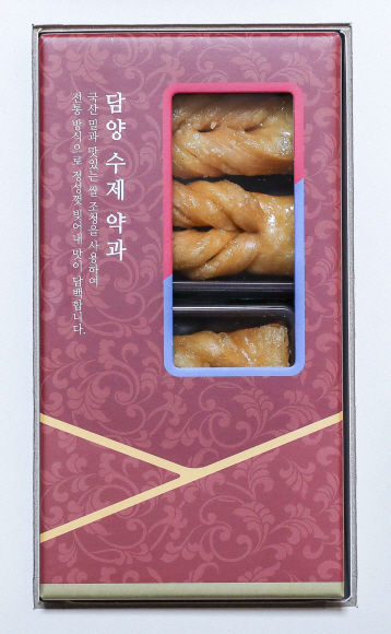 문재인 대통령은 설 명절을 맞아 ‘그 어느 때보다 설렘이 큰 새해로 평화와 번영의 한반도, 함께 잘 사는 사회 새로운 100년의 시작으로 만들자’ 는 인사말과 함께 각 분야에서 국가를 위해 헌신하는 분들과 국가유공자, 사회적 배려계층 등 1만 여명에게 선물을 보낸다. 올해 설 선물은 우리나라의 전통식품 5종 세트로 구성했다. 경남 함양의 솔송주, 강원 강릉의 고시볼, 전남 담양의 약과와 다식, 충북 보은의 유과 등 오랫동안 각 지역에서 우수 전통식품으로 사랑받아온 식품으로 구성했다. 사진제공=청와대