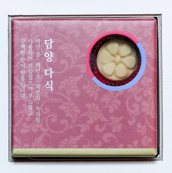 문재인 대통령은 설 명절을 맞아 ‘그 어느 때보다 설렘이 큰 새해로 평화와 번영의 한반도, 함께 잘 사는 사회 새로운 100년의 시작으로 만들자’ 는 인사말과 함께 각 분야에서 국가를 위해 헌신하는 분들과 국가유공자, 사회적 배려계층 등 1만 여명에게 선물을 보낸다. 올해 설 선물은 우리나라의 전통식품 5종 세트로 구성했다. 경남 함양의 솔송주, 강원 강릉의 고시볼, 전남 담양의 약과와 다식, 충북 보은의 유과 등 오랫동안 각 지역에서 우수 전통식품으로 사랑받아온 식품으로 구성했다. 사진제공=청와대