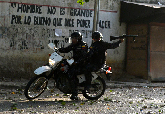 시위대에 총 겨누는 베네수엘라 진압 경찰