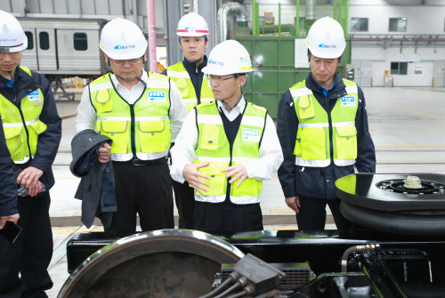 김한영 사장(왼쪽에서 네번째)이 용유차량기지 주공장 현장점검을 실시하였다.
