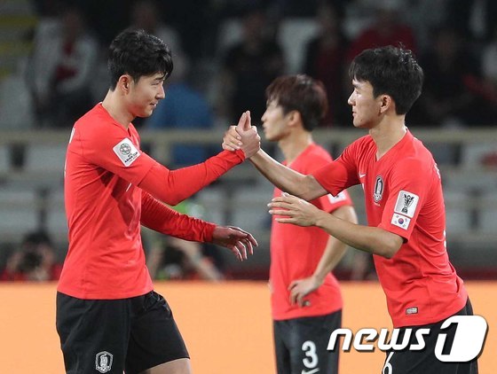 한국 선수들은 22일 바레인과의 AFC 아세안컵 16강전에 홈 유니폼인 붉은색 상의와 검은색 하의를 입고 나선다. 뉴스1 자료사진