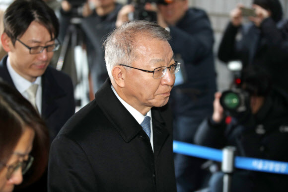 법정 향하는 양승태 전 대법원장