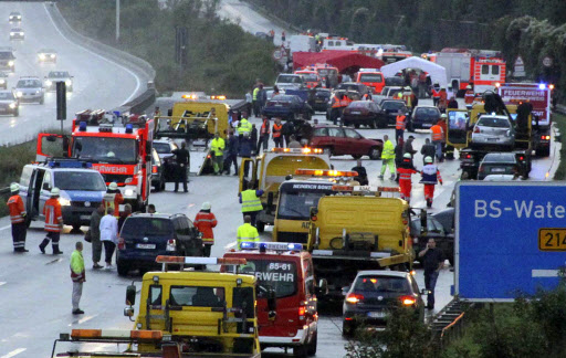 폭우로 운전자들이 자동차운전통제력을 상실해 259대의 자동차가 연쇄 추돌사고를 일으킨 독일 아우토반 고속도로 긴급출동한 독일경찰과 긴급인명구조대원들. 2009.07.20 로이터 연합뉴스