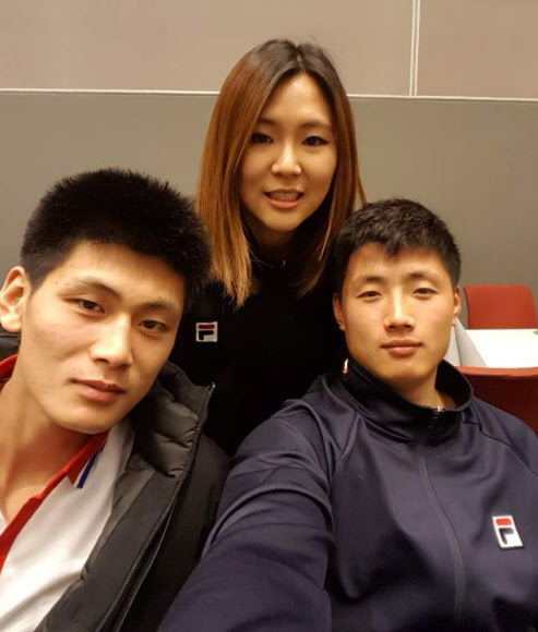 북측 선수들과 남북단일팀 매니저