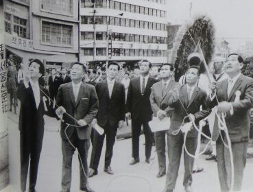 이순신 장군 동상 제막식 장면. 왼쪽부터 장태화 서울신문 사장, 신범식 문공부장관, 박종규 경호실장, 조상호 의전수석, 이후락 비서실장, 박 대통령, 김성곤 국회재경위원장. 서울신문 DB