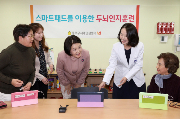 대통령 부인 김정숙 여사가 23일 서울 종로구 치매안심센터에서 어르신 대상 컴퓨터 활용 치매예방 인지프로그램 참여 시민들과 인사를 나누고 있다. 2019. 1. 23. 도준석 기자 pado@seoul.co.kr