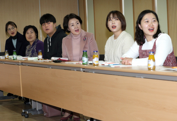 대통령 부인 김정숙 여사가 23일 서울 종로구 치매안심센터에서 치매환자와 가족에게 봉사하는 치매파트너 교육을 수강하고 있다. 2019. 1. 23  도준석 기자 pado@seoul.co.kr