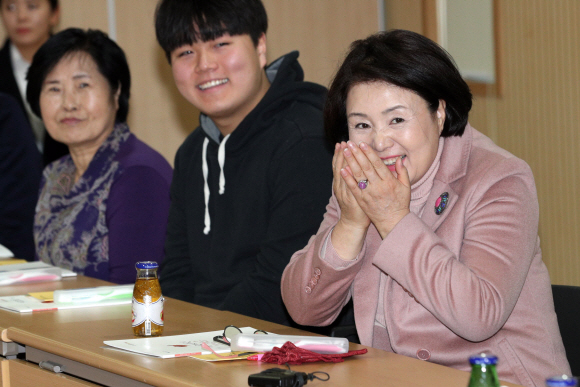 대통령 부인 김정숙 여사가 23일 서울 종로구 치매안심센터에서 치매환자와 가족에게 봉사하는 치매파트너 교육을 수강하고 있다. 2019. 1. 23  도준석 기자 pado@seoul.co.kr