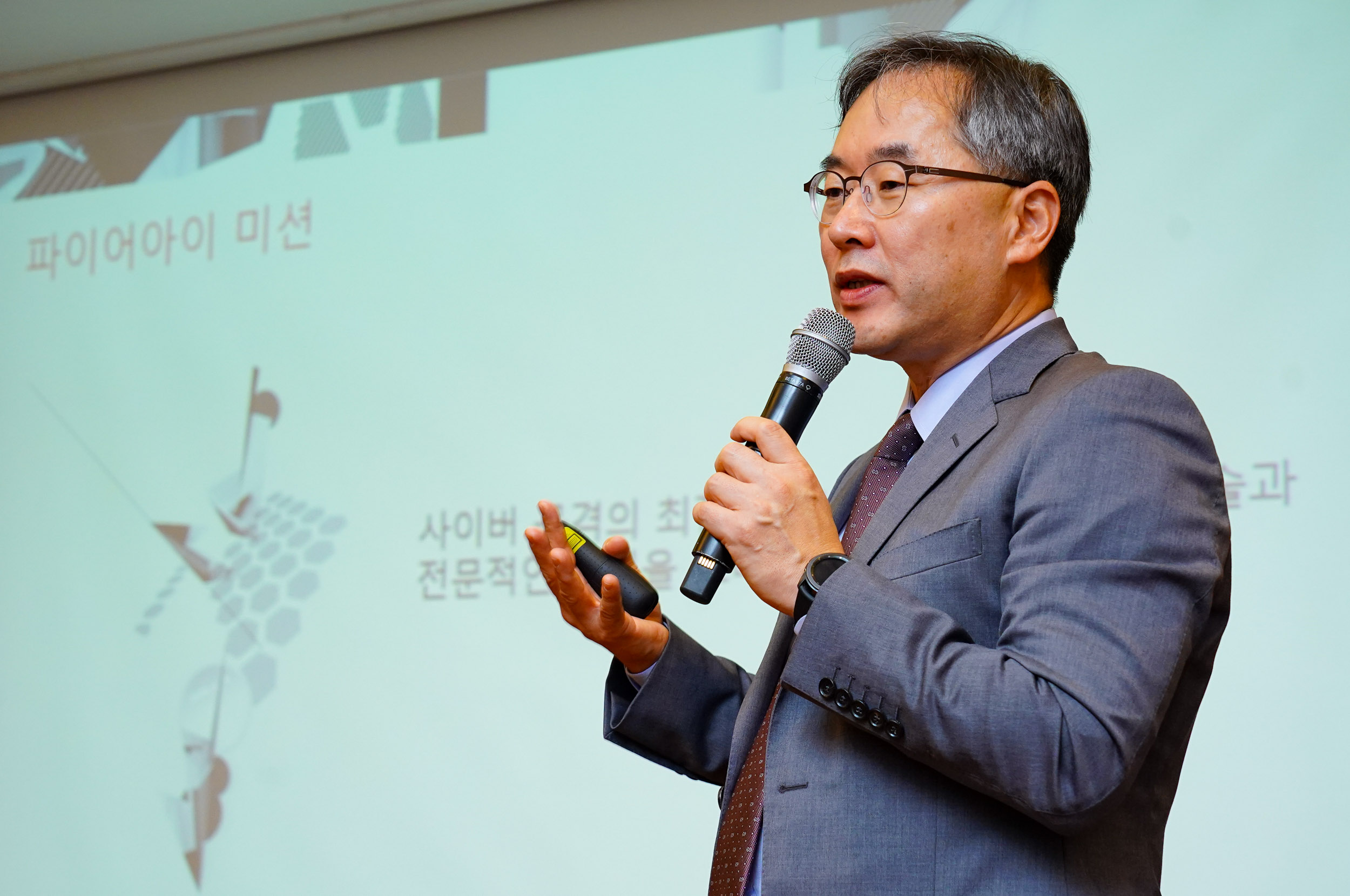 전수홍 파이어아이 코리아 지사장이 23일 ‘2019년 이후의 사이버 보안 보고서’ 내용을 설명하고 있다. 파이어아이 코리아 제공