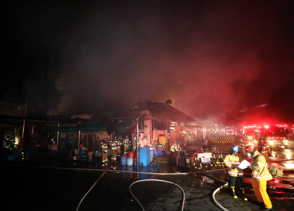 24일 오전 울산시 남구 농수산물도매시장에서 불이 나 소방대원들이 진화 작업을 하고 있다. 2019.1.24  연합뉴스