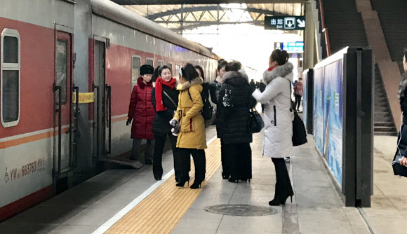 북한 친선 예술단 베이징 도착