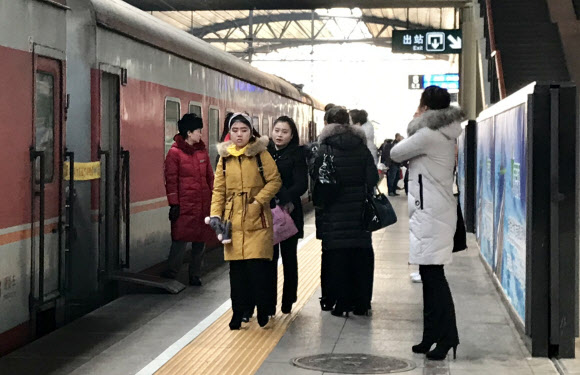 북한 친선 예술단 베이징 도착