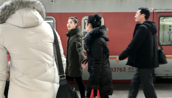 북한 친선 예술단 베이징 도착